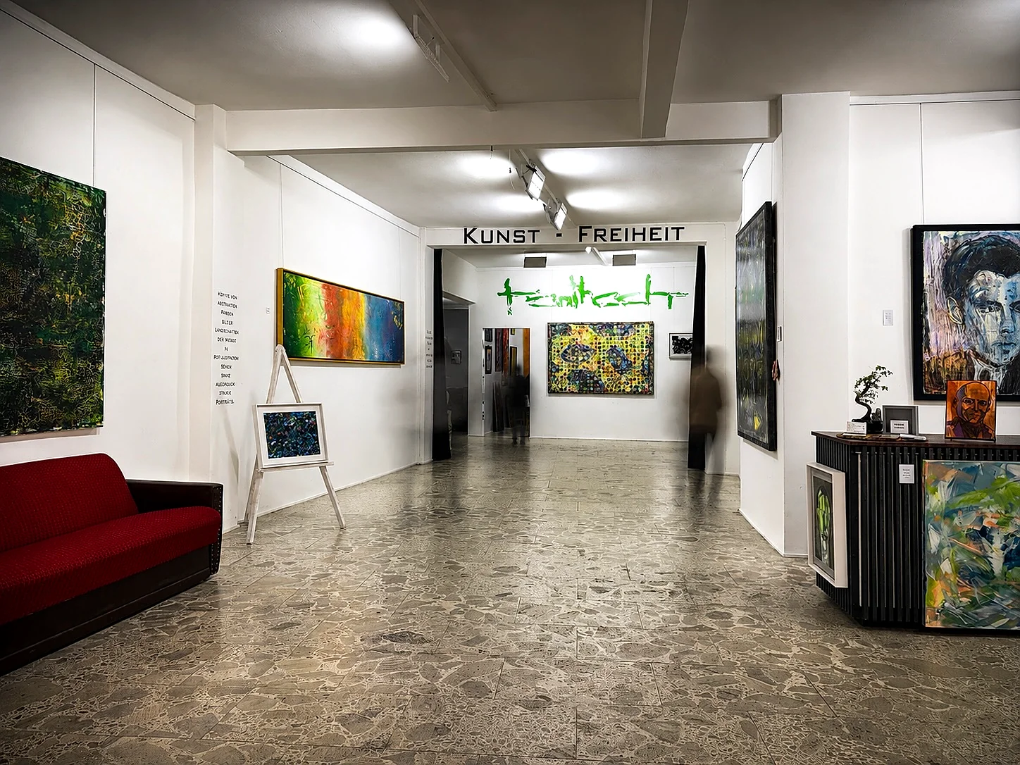 Galerie Kant-ART, Eingangsbereich mit dem Wandschriftzug Kunst und Freiheit, Waren an der Müritz